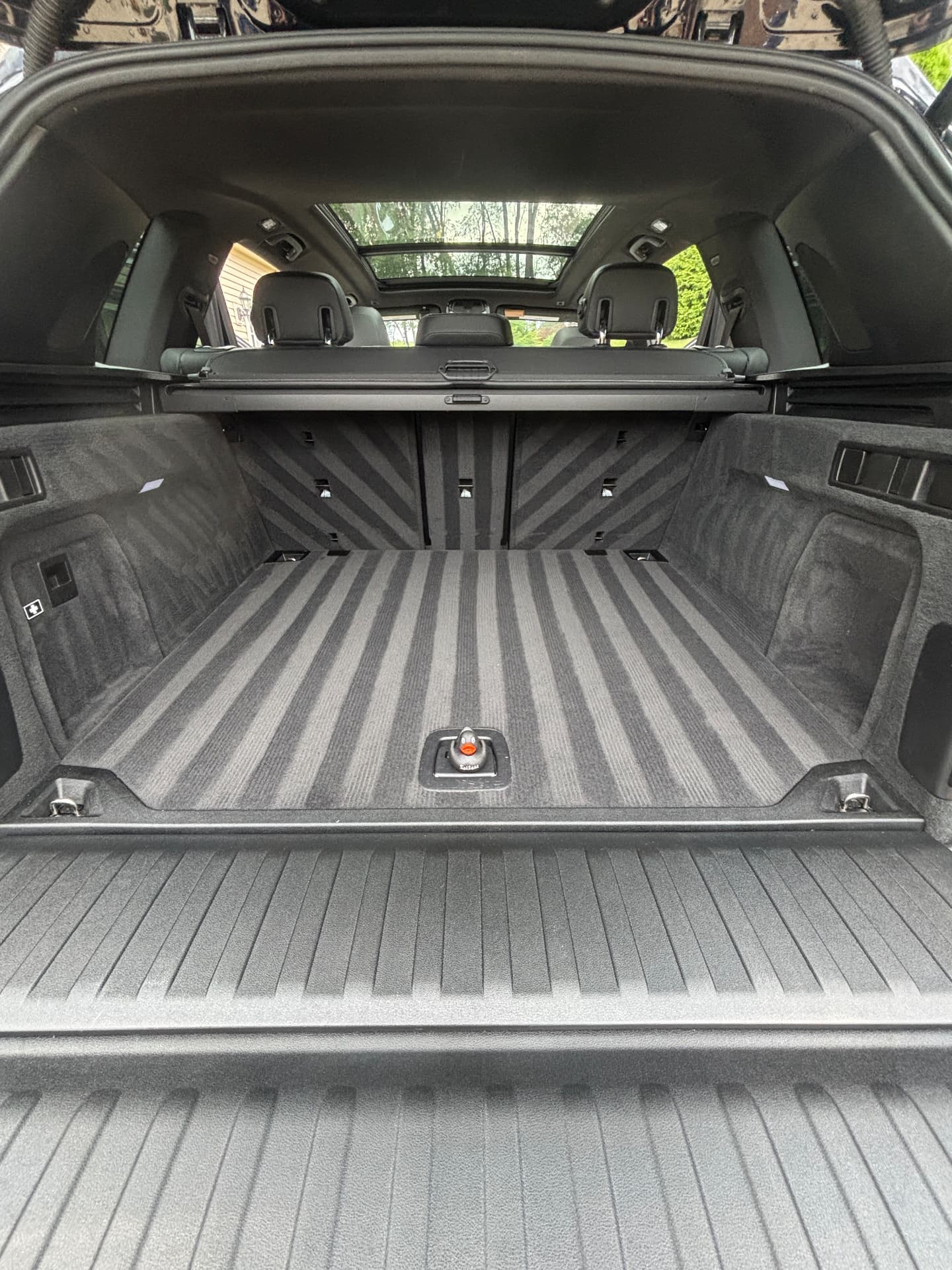 Cargo area detail — BMW wagon